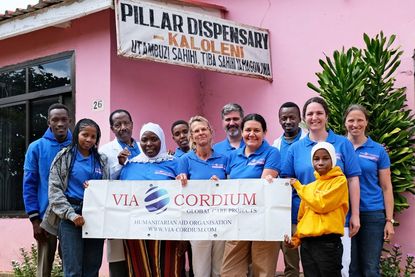 Vor der Pillar-Dispensary in Tansania: Petra Hömberg, Per Schmidt, Priscilla Schmidt-Ibarra, Sophia Stegemann, Vivica Grotelüschen (v. lks.) mit dem tansanischen Team der Krankenstation.