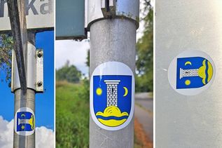 Aufkleber mit dem Wappen der Gemeinde weisen den Rundweg.