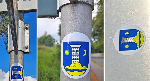 Aufkleber mit dem Wappen der Gemeinde weisen den Rundweg.