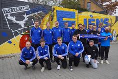 Die 1. Herren des TSV Lensahn vor der Graffiti-Wand auf dem Parkplatz von Edeka Jens.