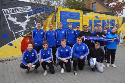 Die 1. Herren des TSV Lensahn vor der Graffiti-Wand auf dem Parkplatz von Edeka Jens.