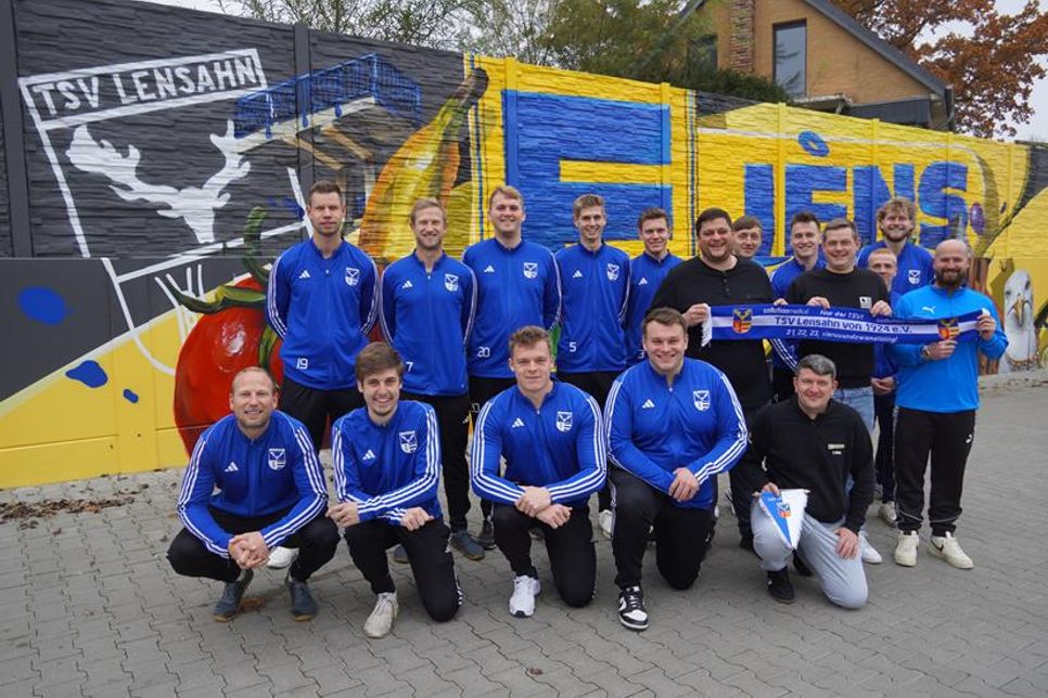 Die 1. Herren des TSV Lensahn vor der Graffiti-Wand auf dem Parkplatz von Edeka Jens.