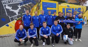 Die 1. Herren des TSV Lensahn vor der Graffiti-Wand auf dem Parkplatz von Edeka Jens.