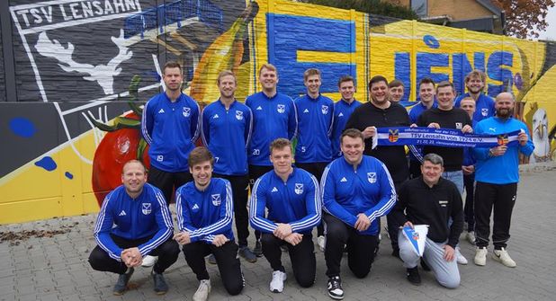 Die 1. Herren des TSV Lensahn vor der Graffiti-Wand auf dem Parkplatz von Edeka Jens.