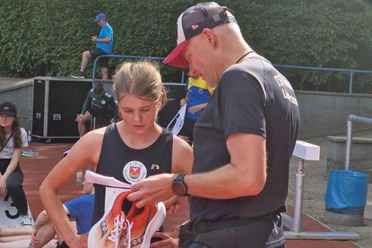 Pia Feline Loors und Trainer Andreas Boller vor dem Start beim Besprechen der Renneinteilung.