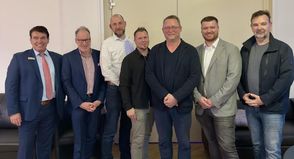 Zahlreiche fachkundige Referenten von der Sparkasse Ostholstein und der „Glückswerk“ gGmbH konnten der CDU-Ortsvorsitzende Patrick Marggraf (2. v. re.) und CDU-Fraktionsvorsitzender Dirk Vowe (re.) beim „Bürger-Talk“ zum Thema Hafenwestseite begrüßen.