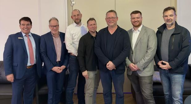 Zahlreiche fachkundige Referenten von der Sparkasse Ostholstein und der „Glückswerk“ gGmbH konnten der CDU-Ortsvorsitzende Patrick Marggraf (2. v. re.) und CDU-Fraktionsvorsitzender Dirk Vowe (re.) beim „Bürger-Talk“ zum Thema Hafenwestseite begrüßen.