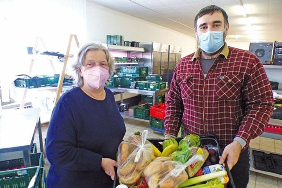 So sieht ein Lebensmittelkorb für eine ukrainische Familie mit drei Personen aus – um auch weiter viele Menschen mit Lebensmitteln versorgen zu können, bittet Tafel-Vorsitzende Monika Gertenbach (hier mit Tafel-Mitarbeiter und Russisch-Übersetzer Roman Dzhalaian) die Menschen in der Region herzlich um Unterstützung in Form von Lebensmittel- und Hygieneartikel-Spenden.