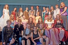 Gut vierzig Schüler von der achten bis zur dreizehnten Klasse wirken in der Theater-AG mit. Sie präsentieren am kommenden Samstag ihr Stück "Komplott in der Märchenwelt".