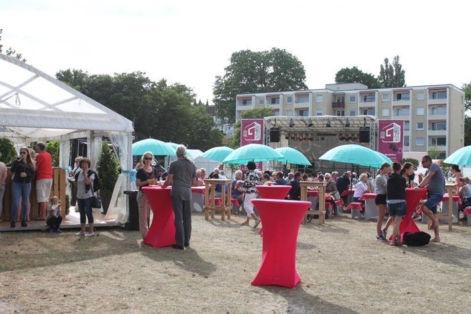 Die Wiese an der Uferstraße lockte mit großer Bühne und Gastronomie.