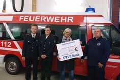 Die 1. Vorsitzende der Neustädter Landfrauen, Gisela Schneider, übergibt den Scheck an die Jugendfeuerwehr Bliesdorf.