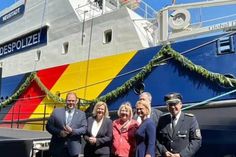 Das neue Einsatzschiff der Bundespolizei wurde am Warnemünder Cruise Center feierlich auf den Namen „Neustadt“ getauft, gesegnet und in Dienst gestellt.