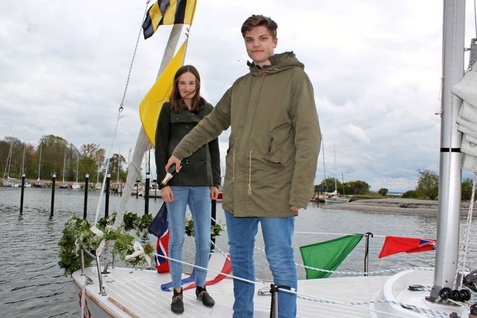 Die Schülersprecher Carla von Hörsten (Küstengymnasium) und Bennet Lau (Jacob-Lienau-Gemeinschaftsschule) tauften das Boot auf den Namen „Neugier“.