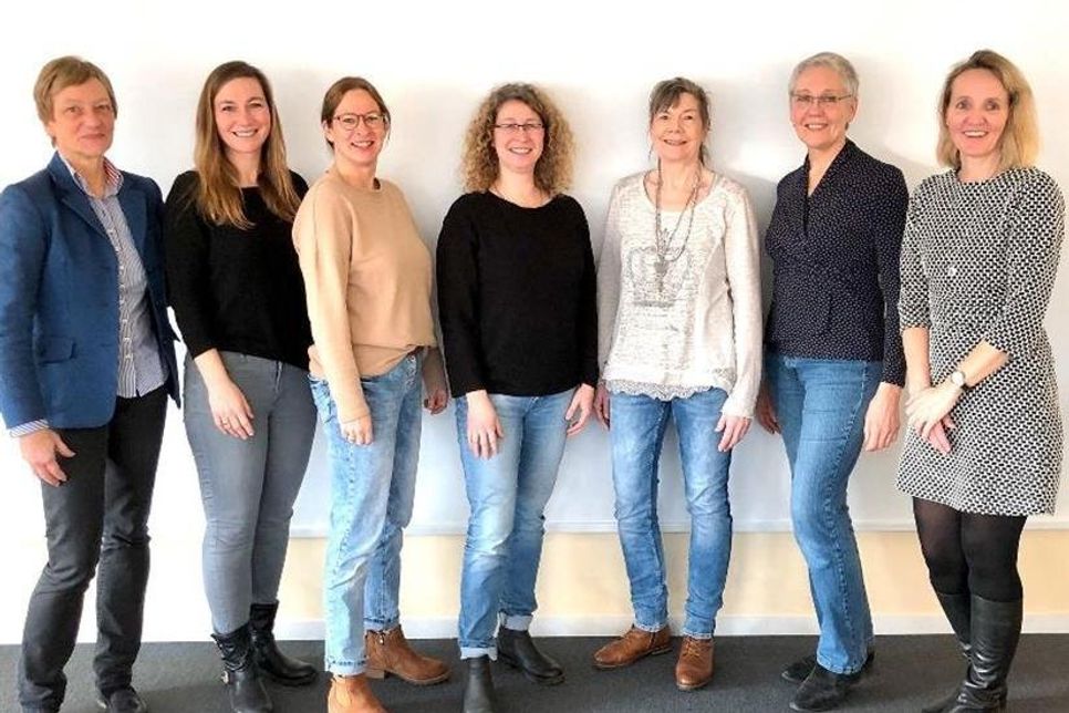 Foto: Der Arbeitskreis der kommunalen Gleichstellungsbeauftragten im Kreis Ostholstein besteht aus: Silke Meints (Kreis-GB), Sonja Sesko (GB Ratekau), Tanja Gorodiski (GB Bad Schwartau), Natalia v. Levetzow (GB Neustadt), Christiane Helbing-Gloger (GB Amt Oldenburg-Land), Marion Krekel (GB Eutin), Kornelia Behring (GB Scharbeutz; v. lks.). Nicht auf dem Foto: Yvonne Spradau (GB Grömitz), Ulrike Stade (GB Ahrensbök).