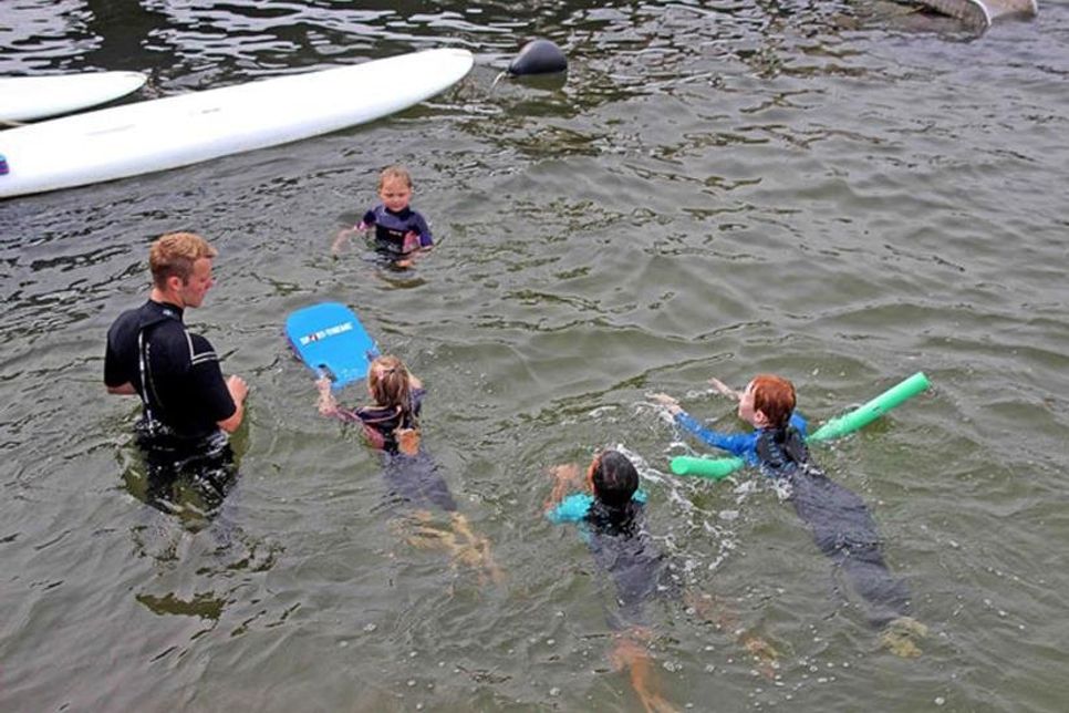 Schwimmlehrer Michel Groth unterrichtet seine kleinen Schwimmschüler.