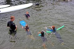 Schwimmlehrer Michel Groth unterrichtet seine kleinen Schwimmschüler.