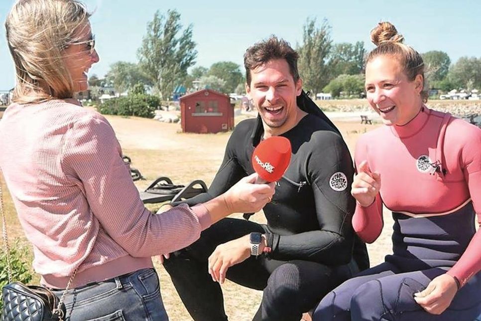 Im Gespräch mit den Profis: „Ostsee-Perle“ Gesche Muchow (lks.) fragt die Kiter Anna und Lars nach ihren Lieblings-Spots auf der Sonneninsel.