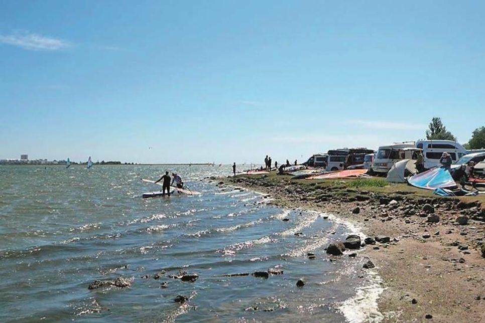 Der Wulfener Hals ist ein beliebtes Surf- und Kiterevier auf Fehmarn.