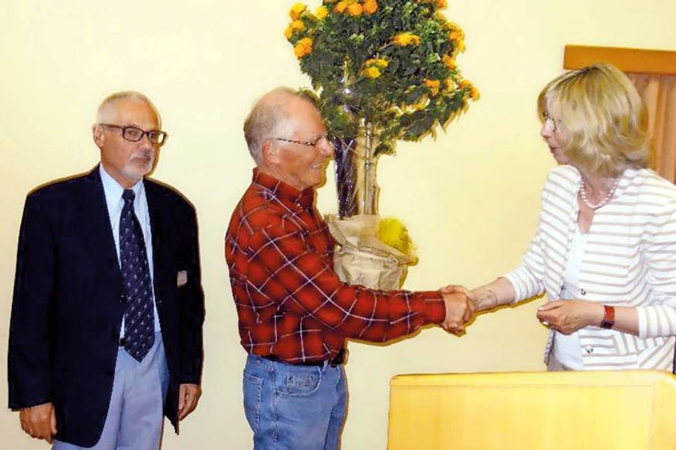 Stockelsdorfs Bürgermeisterin Brigitte Rahlf-Behrmann und Siegfried Müller, Seniorenbeiratsvorsitzender, verabschieden Till Niemeyer (m.). Das langjährige Beiratsmitglied verlässt die Großgemeinde umzugsbedingt.