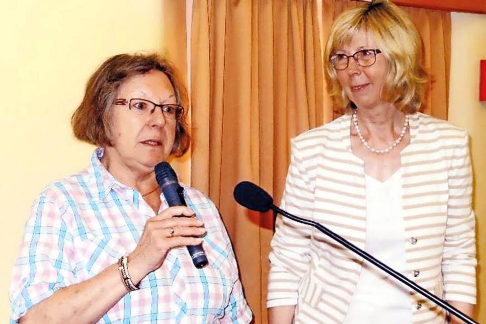 Heidemarie Jüngling aus Dissau folgt Till Niemeyer als Vertreterin der Dorfschaften nach – sehr zur Freude von Verwaltungschefin Rahlf-Behrmann. (Fotos: Uwe Derlin)