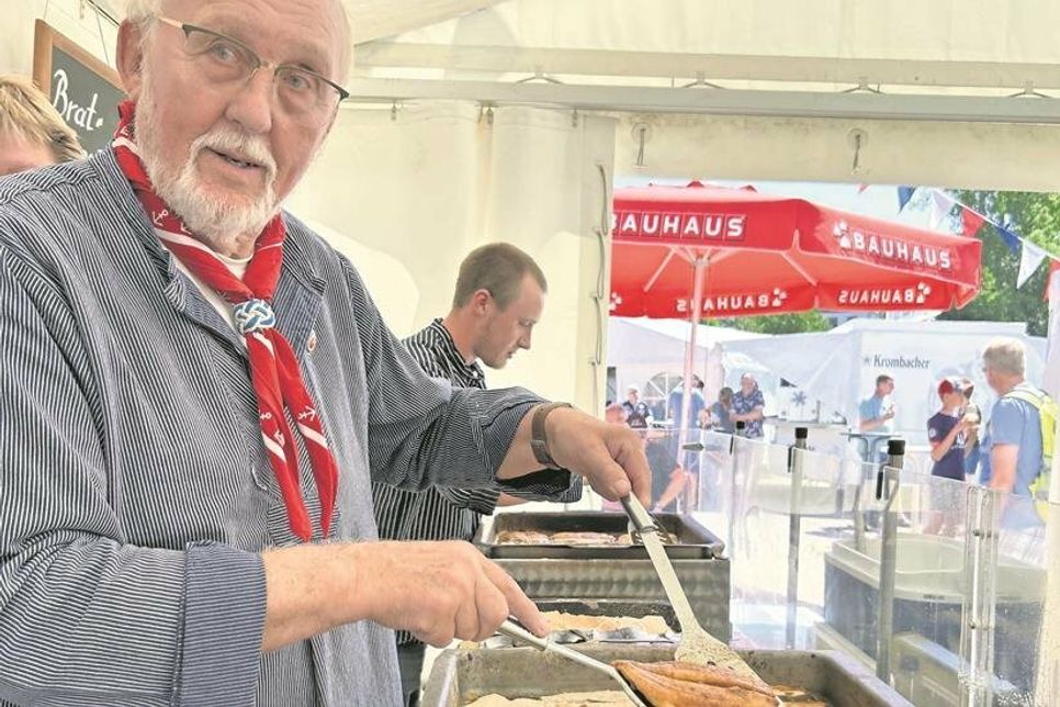 Die Amtsbrüder des ältesten Fischeramts Deutschlands haben auch in diesem Jahr die Fische höchstpersönlich gebraten.