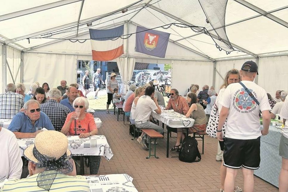 Das Zelt indem die Bratheringe zubereitet wurden war authentisch mit Fischernetz und den Flaggen von Schleswig-Holstein und der Stadt beschmückt.