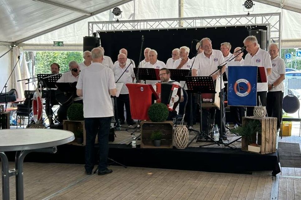 Der Shantychor Eutiner Wind sorgte mit seinem Auftritt am Samstag Nachmittag für gute Stimmung und musikalische Begleitung im Festzelt.