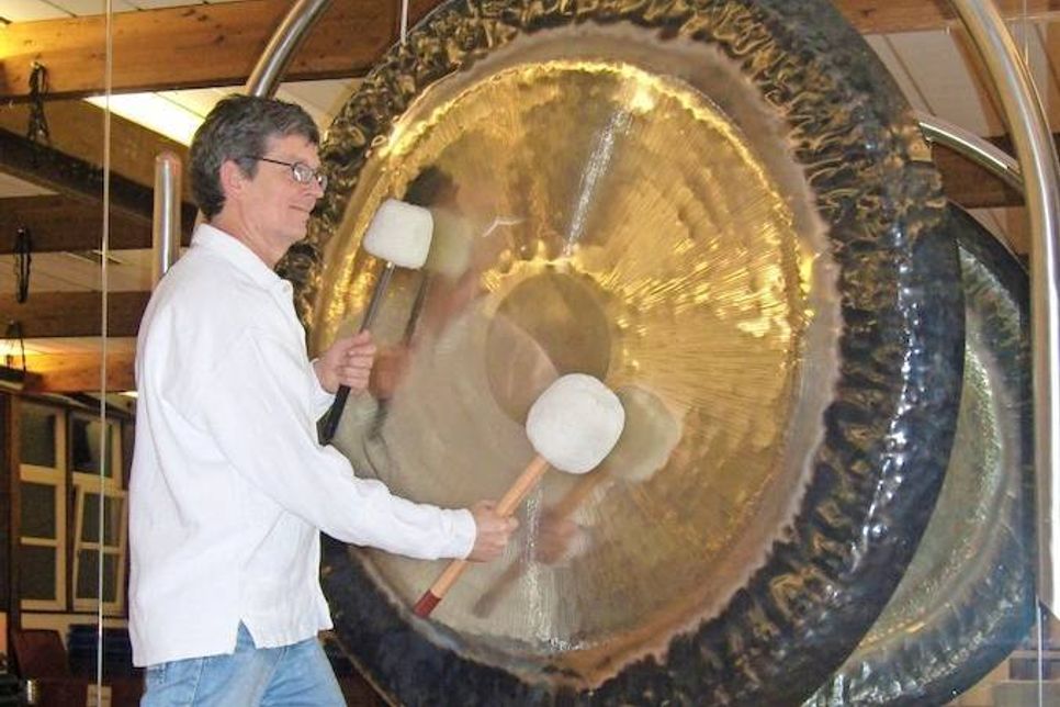 Initiator der weltweit stattfindenden Klangtage ist der Hamburger Klangmusiker und Kulturphilosoph Jens Zygar.