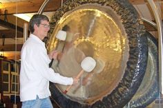 Initiator der weltweit stattfindenden Klangtage ist der Hamburger Klangmusiker und Kulturphilosoph Jens Zygar.