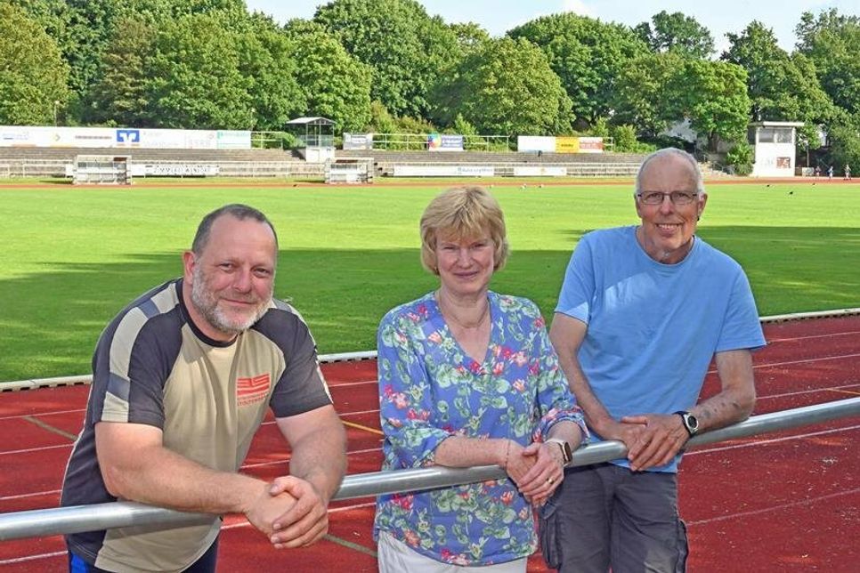 Die Sportabzeichenprüfer Obfrau Erika Zabel, Christian Zabel und Jan Mönig (l.) messen jeden Mittwoch ab 17.15 Uhr auf dem Jahnplatz die Zeiten und Weiten. Das Angebot ist vereinsunabhängig - jeder darf hinzukommen, auch zum üben