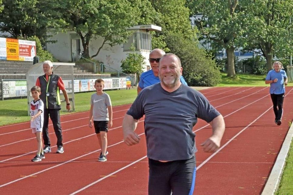 3000 Meter Lauf: Zum Nachweis ihrer Ausdauer müssen die Teilnehmer die siebeneinhalb Runden in einer bestimmten Zeit schaffen.
