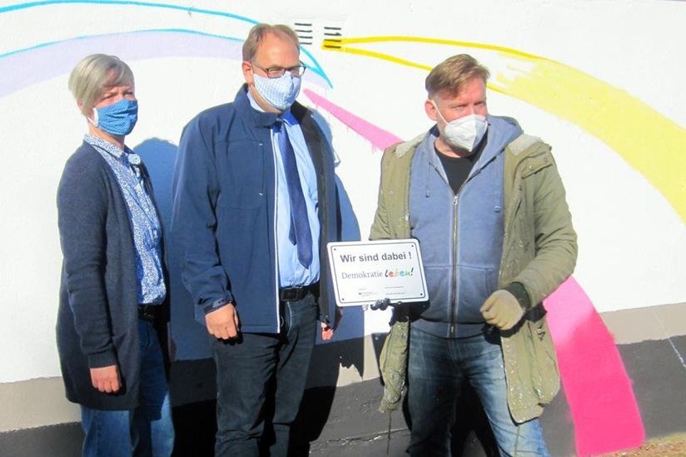 Heike Rhein, Bürgermeister Mirko Spieckermann und Künstler Honsar. (Foto: Elke Hundertmark)
