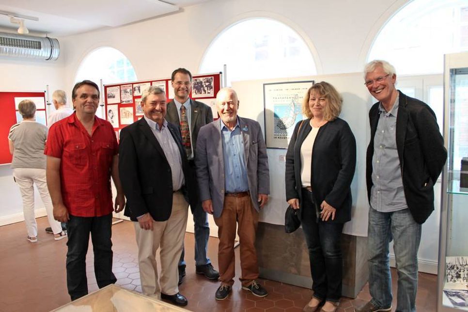 Thomas Schwarz von schwarz-neustadt.net, Fördervereinsvorsitzender Ernst-August Petsch, Museumsleiter Dr. Frank Wilschewski, Bürgervorsteher Sönke Sela und die Kuratoriumsvorsitzenden Barbara Helbach und Uwe Muchow bei der Eröffnung (v. lks.).