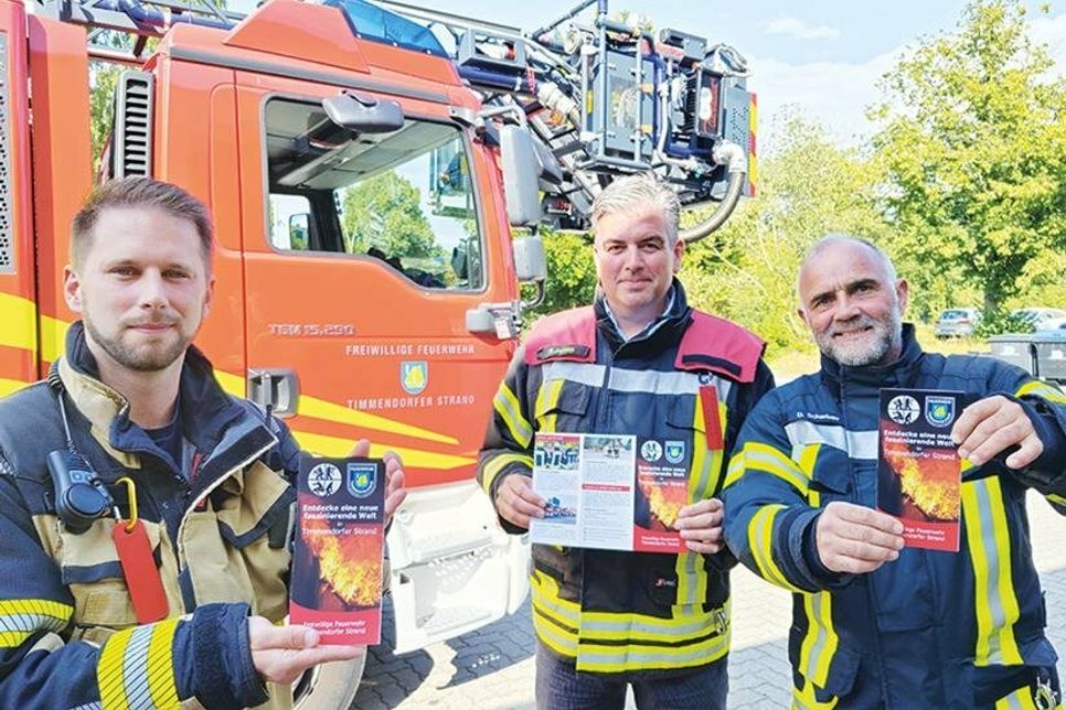 Christian Brüsseler von der Freiwilligen Feuerwehr Timmendorfer Strand (links) präsentiert mit Wehrführer Björn Jessen (Mitte) und seinem Stellvertreter Dirk Scharbau die ersten Exemplare des neuen Flyers.