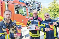 Christian Brüsseler von der Freiwilligen Feuerwehr Timmendorfer Strand (links) präsentiert mit Wehrführer Björn Jessen (Mitte) und seinem Stellvertreter Dirk Scharbau die ersten Exemplare des neuen Flyers.