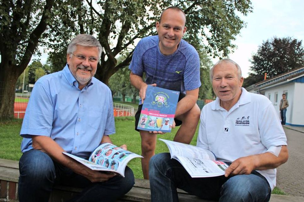 Werfen einen Blick in die Jubiläums-Chronik: 2. Vorsitzender TSV Lensahn Henning Steffen (lks.), Cheforganisator Wolfgang Kulow (re.) und Chronik-Initiator Jörg Borkowski.