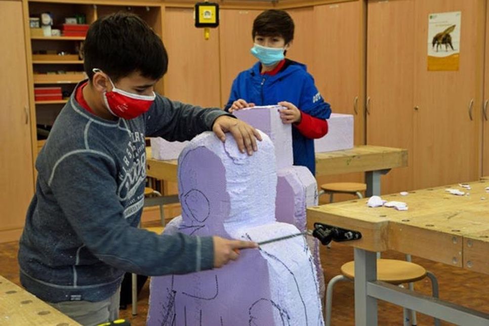 Konzentriert werkeln die Jungen an ihren Figuren.