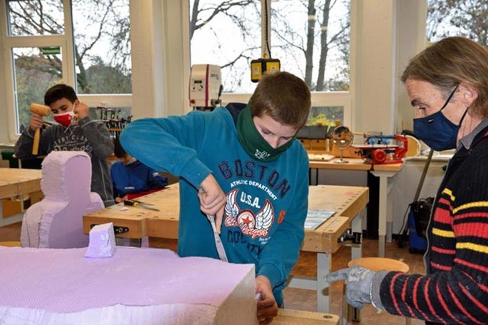 Mit handwerklicher Unterstützung von Mathias Wolf beginnt Marten, die Form seines Objekts herauszuarbeiten.