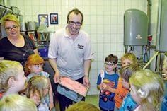 Die Frösche aus der KiTa Pusteblume lernten im Malenter Eiscafé Tormen, wie man leckeres Erdbeereis zaubert.