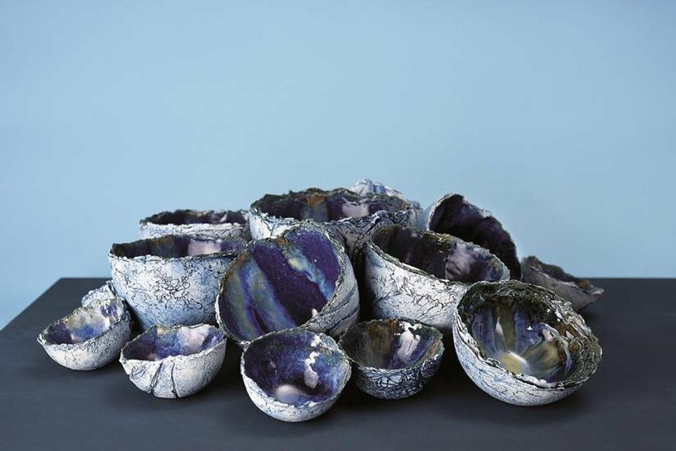 mixed media auf Siampapier, 2020; Renate Löding, Blue Sea, Keramik.