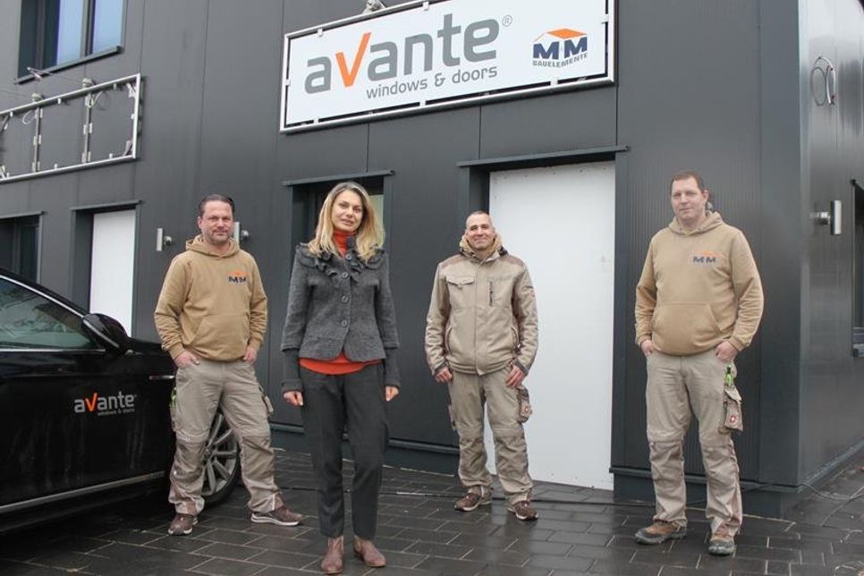 Geschäftsführer Mariusz Winnicki mit Ehefrau Magdalena Markowska sowie Raffaele Heinrich und Sven Marbes vom Team (v. lks.) am neuen Standort im Wagrienring 24a.