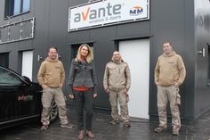 Geschäftsführer Mariusz Winnicki mit Ehefrau Magdalena Markowska sowie Raffaele Heinrich und Sven Marbes vom Team (v. lks.) am neuen Standort im Wagrienring 24a.