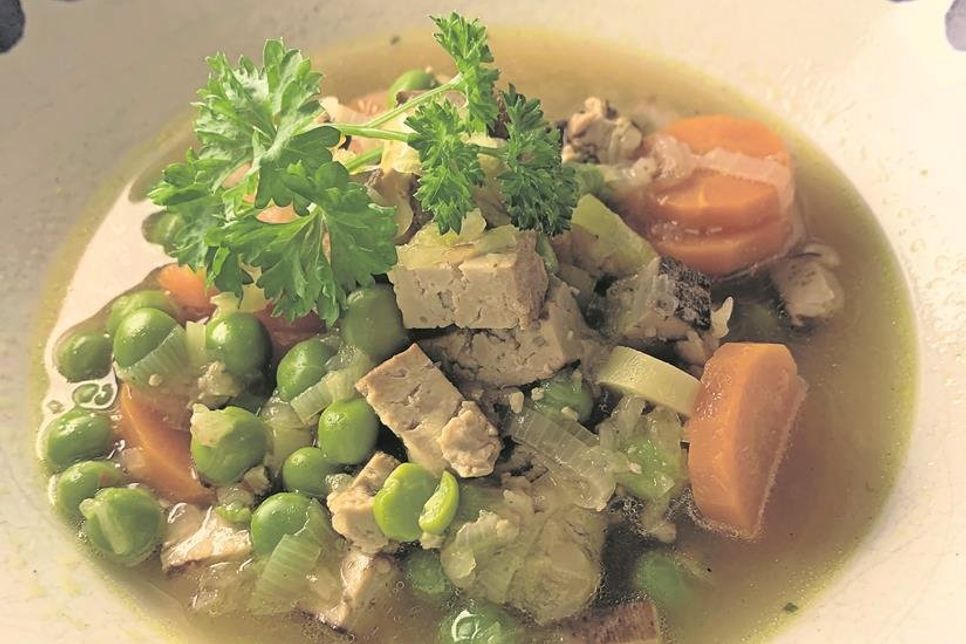 Die Erbsensuppe wird dank Rauchsalz und Räuchertofu richtig deftig.