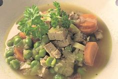 Die Erbsensuppe wird dank Rauchsalz und Räuchertofu richtig deftig.