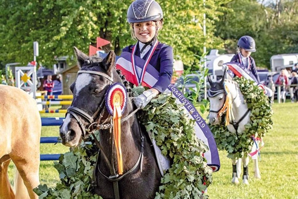 Strahlende Gesichter bei den Kleinen: Marni Böttcher vom Fehmarnschen Ringreiterverein errang den Titel der Kreismeisterin in der Leisungsklasse 6  Foto: (hfr) sportfoto-sh.de