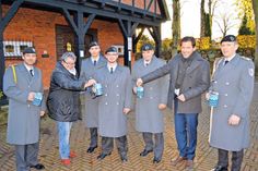 Rund um den Volkstrauertag sind die  Soldaten der 4. Kompanie aus Eutin um Kompaniechef Mirko Holtz (r.) und „Spieß“ Dirk Reichenbach (l.) jetzt wieder in ihrer Patengemeinde unterwegs und bitten um Spenden. Als erste Spender leisteten Ratekaus Bürgervorsteherin Gaby Spiller und Verwaltungschef Thomas Keller ihren Beitrag. (Foto: Stefan Setje-Eilers)