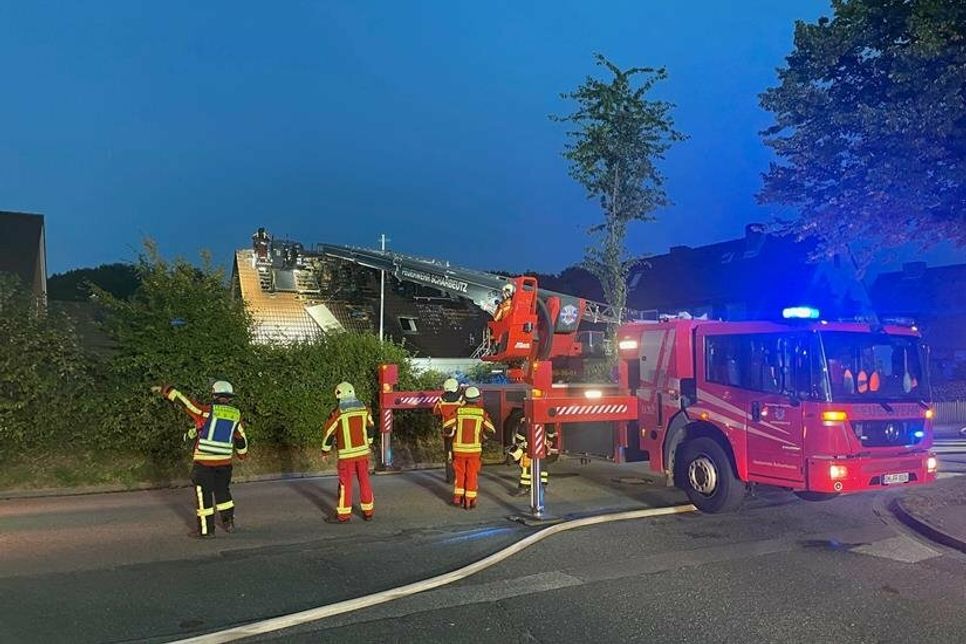 Die Einsatzkräfte der Freiwilligen Feuerwehr Neustadt öffneten das Dach über mehrere Seiten, um das Feuer zu bekämpfen.