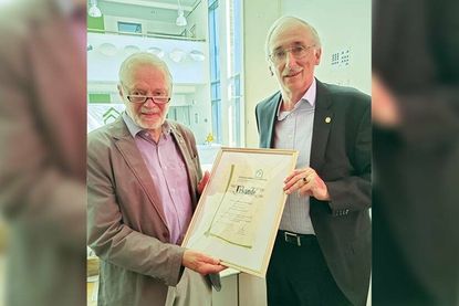 Auch der Kreis- und Landesvorsitzende Bernd Heuer (re.) überreichte eine Urkunde an Behnke.