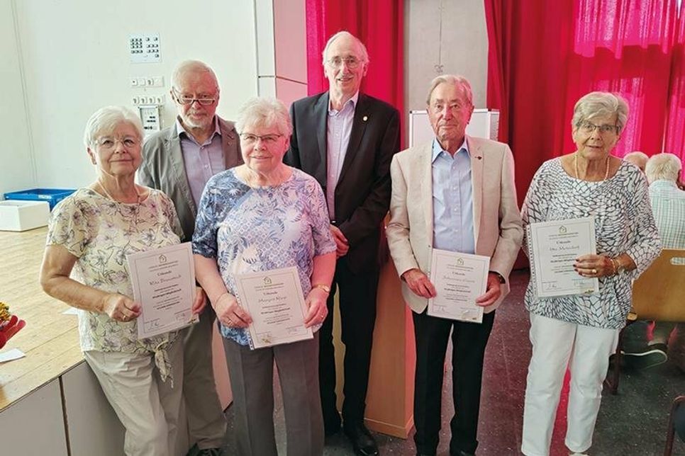 Vorsitzender Günter Behnke und der Kreis- und Landesvorsitzende Bernd Heuer mit den Geehrten  Rita Breustedt (v.li.), Margrit Riep, Johannes Evers  und Ute Metzdorf.