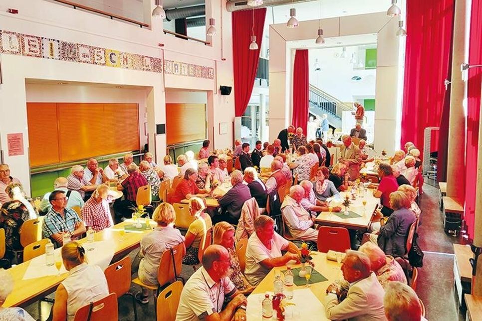 Vorsitzender Günter Behnke konnte rund 80 von 181 Mitgliederfamilien zum Empfang in der Mensa der Cesar-Klein-Schule in Ratekau begrüßen.